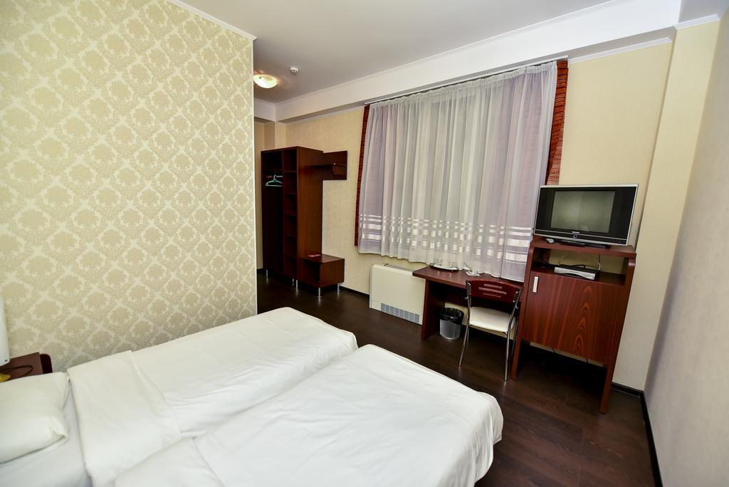 Mesogios Hotel Chisinau Exterior photo